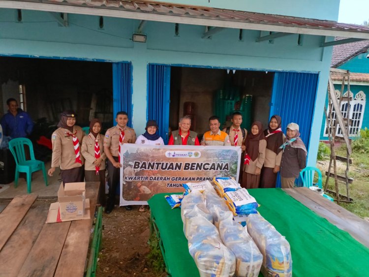 Kwarda Jambi Serahkan Bantuan bagi Warga Terdampak Banjir di Sarolangun